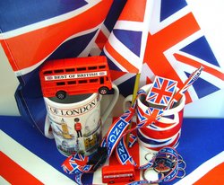 In Großbritanien lernt man auf spannende Weise Englisch. Das Bild zeigt einige typische Gegenstände aus Großbritanien. Zum Beispiel findest du die Flagge auf dem Bild.