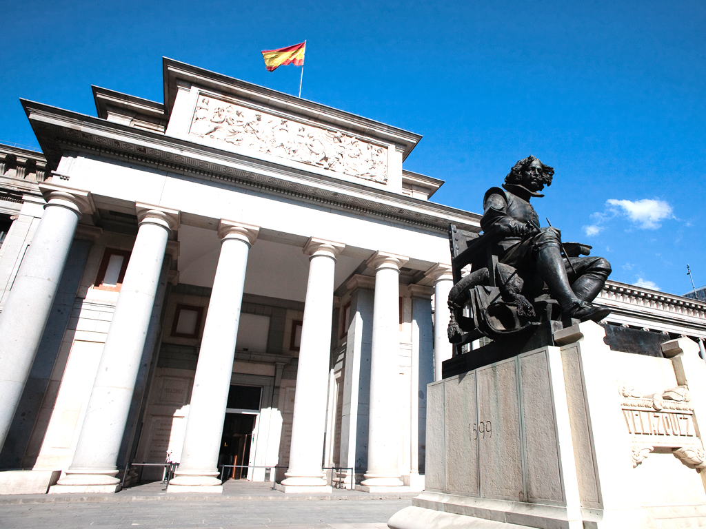 Auf dem Bild siehst du das schöne Prado-Museum. Eines der beliebtesten Aktiviäten in Madrid für Kunstliebhaber.