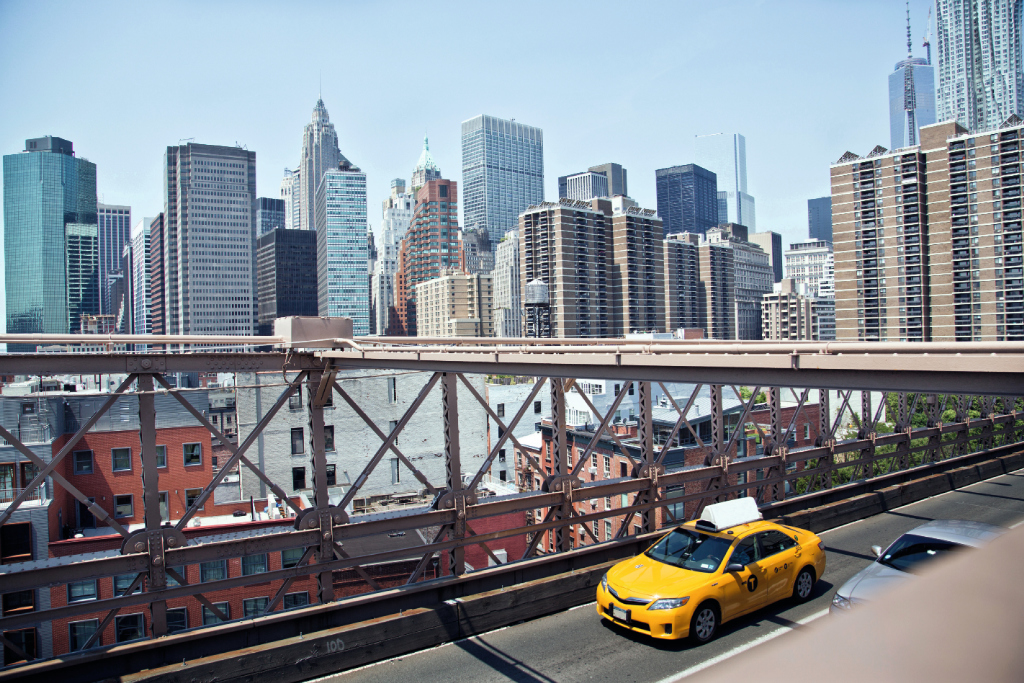 Taxi vor der New Yorker Skyline
