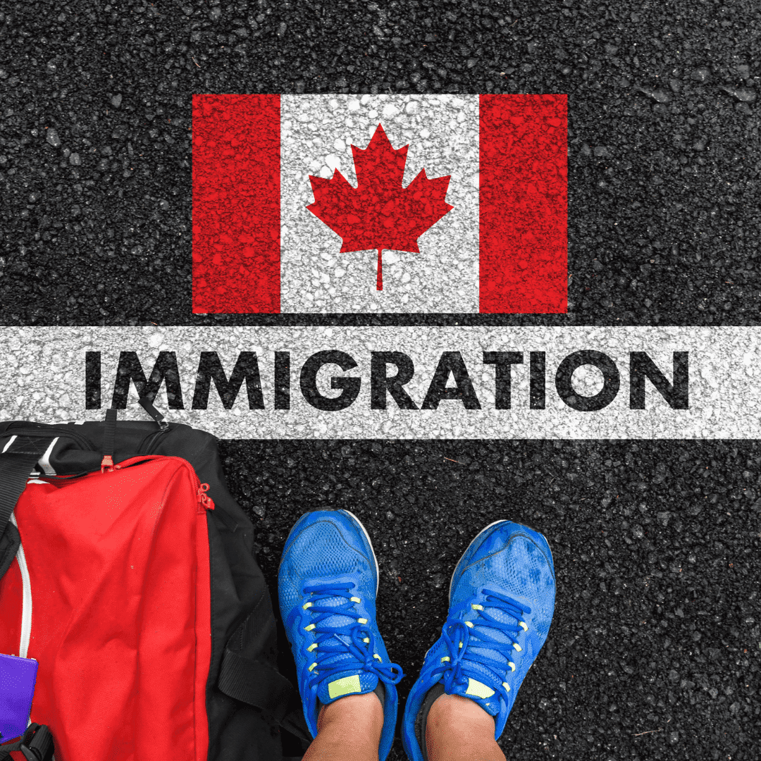 Auswandern nach Kanada kann berufliche oder persönliche Ursachen haben. Auf dem Bild ist die kanadische Flage aus der Sicht eines Menschen der blaue Schuhe trägt zu sehen. Links steht ein Koffer und es ist unterhalb der Flagge die Auffschrift Immigration zu erkennen.