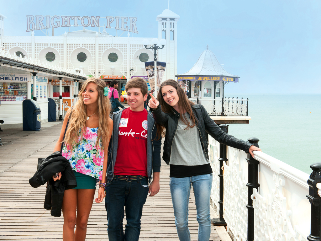 Sprachschüler am Brighton Pier