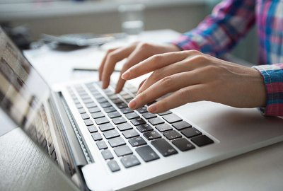 Online Deutschkurs Natülich ist auch ein Online Deutschkurs möglich. Das Bild zeigt Hände die auf einem Laptop tippen.