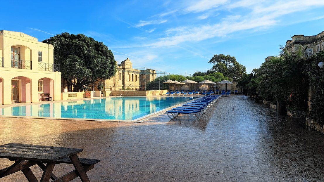 Eine Englisch Sprachreise lohnt sich besonders in Malta. Dort wartet nicht nur ein guter Englischkurs. in dem du Englisch Konjunktionen lernen kannst auf dich sondern auch ein wundervoller Campus. Diesen siehst du auf dem Bild. Wir haben einen großen Pool und vieles mehr!