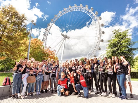 Sprachcaffe-Schülergruppe posiert an einem sonnigen Tag vor dem London Eye.