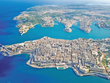 Blick aus der Vogelperspektive auf Valletta und die Drei Städte, die vom Mittelmeer umgeben sind.