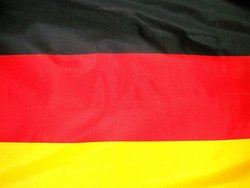 Das Bild zeigt die deutsche Flagge von ganz nah. Du siehst das typisch deutsche Schwarz Rot und Gold