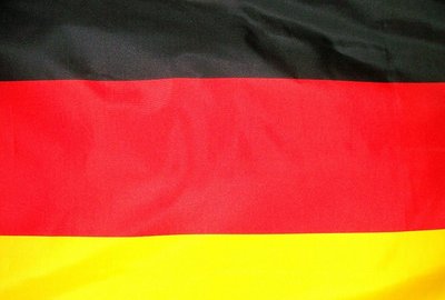 Das Bild zeigt die deutsche Flagge von ganz nah. Du siehst das typisch deutsche Schwarz Rot und Gold