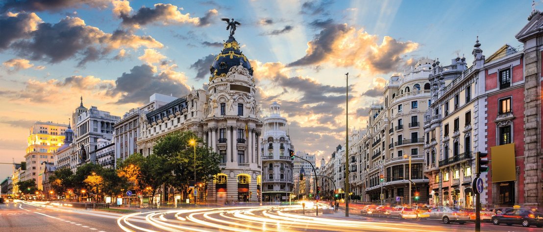 Madrid ist eine aufregende Stadt und das sind auch ihre Aktivitäten. Auf dem Bild siehst du die Gran Via. Diese Straße siehst du wahrscheinlich auch auf deiner Madridreise.