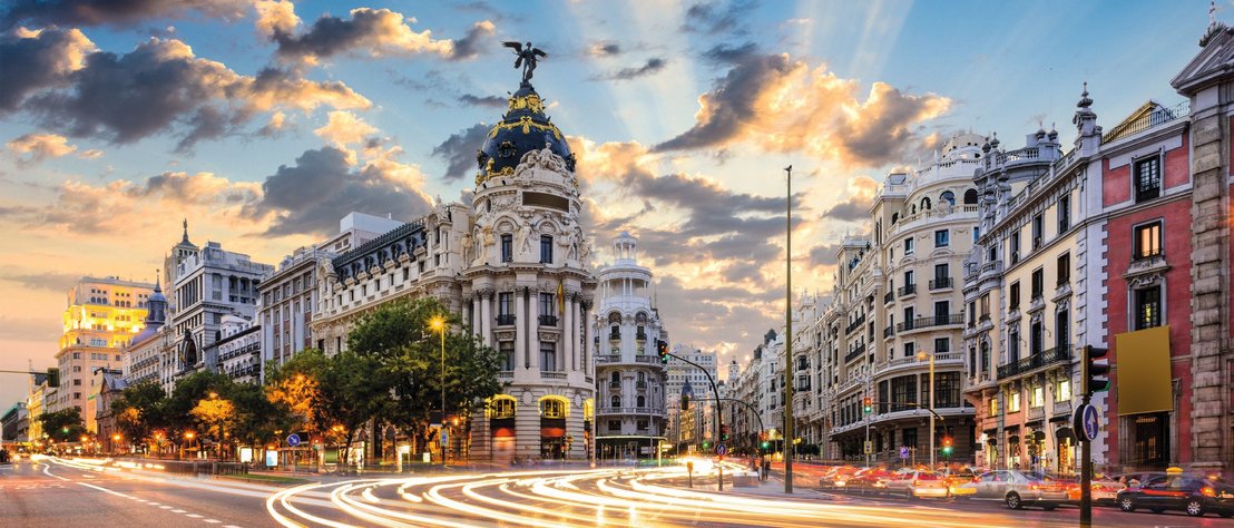 Gran Via in Madrid Madrid ist eine aufregende Stadt und das sind auch ihre Aktivitäten. Auf dem Bild siehst du die Gran Via. Diese Straße siehst du wahrscheinlich auch auf deiner Madridreise.