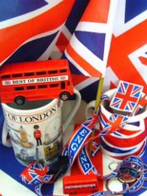 In Großbritanien lernt man auf spannende Weise Englisch. Das Bild zeigt einige typische Gegenstände aus Großbritanien. Zum Beispiel findest du die Flagge auf dem Bild.