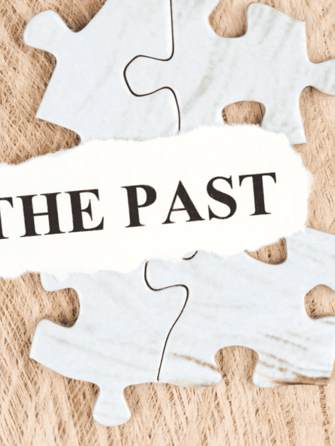 Past in Englisch ist wichtig zu lernen. Auf dem Bild siehst du vier Puzzleteile die zueinander passen. Im Vordergrund sieht man die Aufschrift The Past.