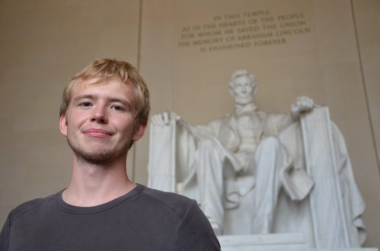 Hier siehst du Felix während seines Work and Travel Jahres vor dem Lincoln Memorial in Washington.