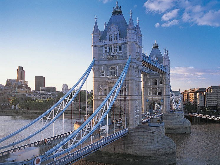 Die Londoner Tower Bridge ist eine der Seheswürdigkeiten, die du dir nach einem erfolgreichen Tag im Englischkurs ansehen kannst.