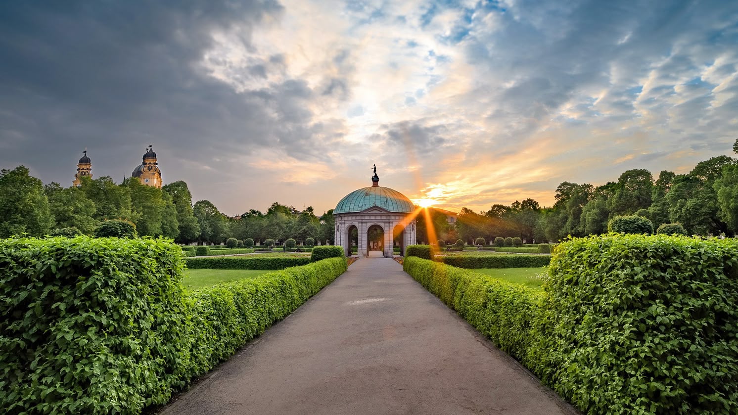 Sonnenaufgang über dem Dianatempel im Hofgarten, einem historischen Garten in München, Deutschland.