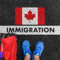Auswandern nach Kanada kann berufliche oder persönliche Ursachen haben. Auf dem Bild ist die kanadische Flage aus der Sicht eines Menschen der blaue Schuhe trägt zu sehen. Links steht ein Koffer und es ist unterhalb der Flagge die Auffschrift Immigration zu erkennen.