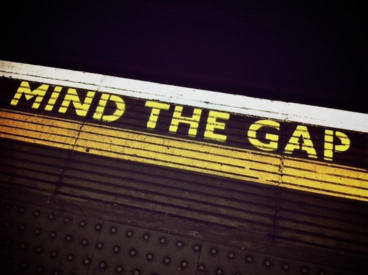 4o Redewendungen für ein besseres Englisch Das Bild zeigt die Aufschrift "Mind the Gap". Genau das musst du auch bei der Nutzung englischer Redewendungen zeigen.