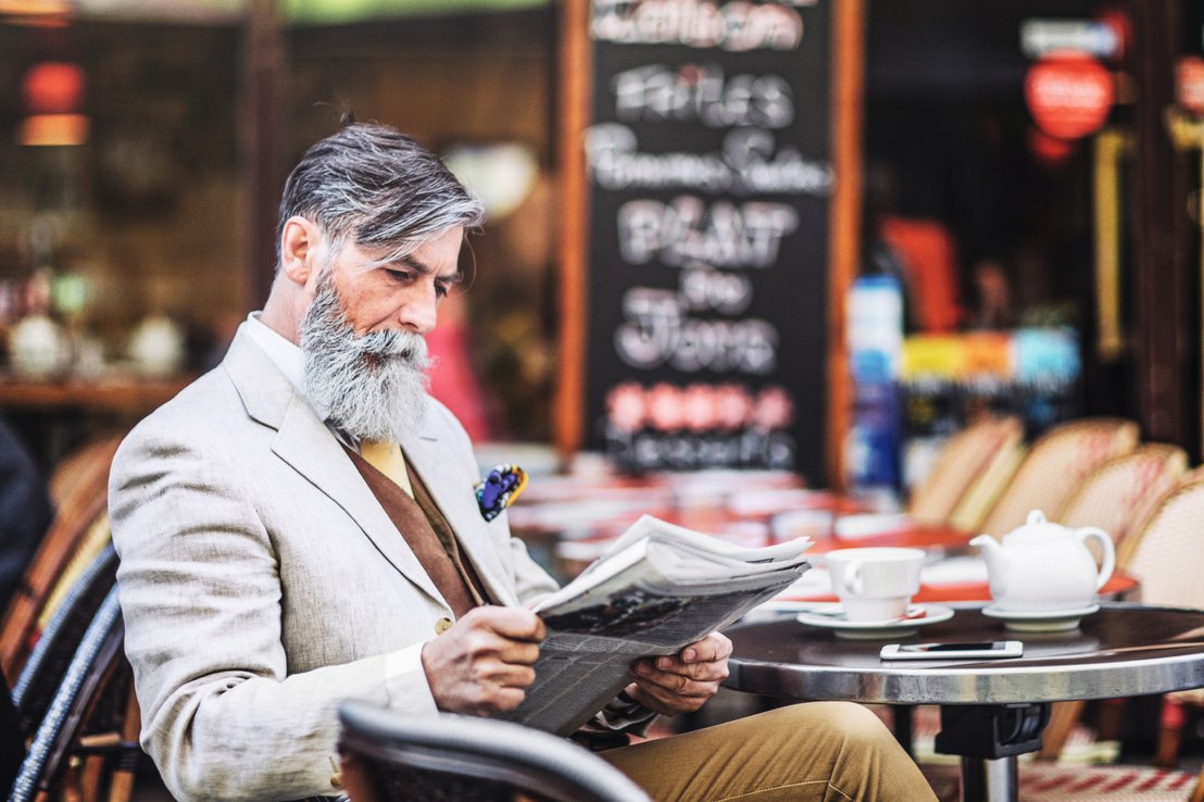 Vertieft in die Lektüre in einem Pariser Café