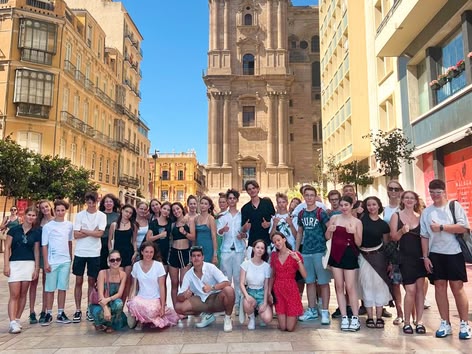 Eine große Schülergruppe posiert vor der Kathedrale von Málaga während einer Sprachcaffe-Exkursion.