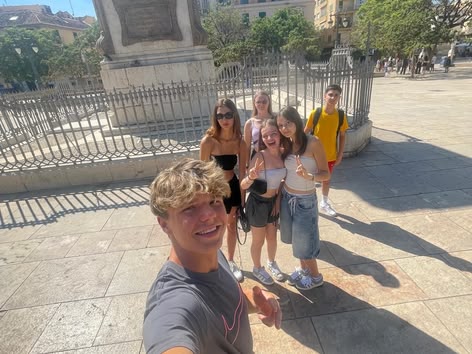 Teenager machen ein Selfie auf einem historischen Platz in Málaga während einer Sprachcaffe-Reise.