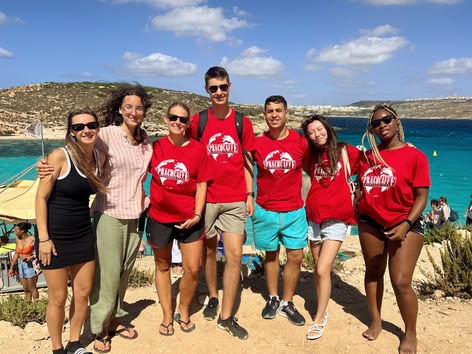 Die Sprachcaffe-Gruppe posiert an der Blauen Lagune von Comino.