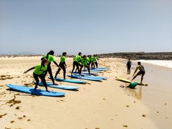 Surfen am Strand in Málaga