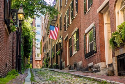 Hier siehst du eine der berühmten Gassen von Boston, die du während deines Boston-Aufenthalts unbedingt sehen musst.