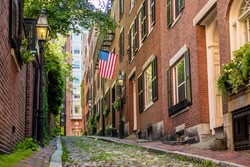 Hier siehst du eine der berühmten Gassen von Boston, die du während deines Boston-Aufenthalts unbedingt sehen musst.