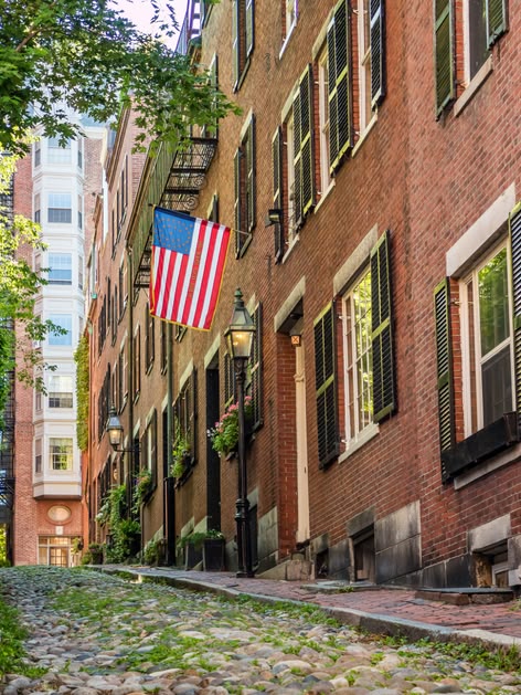 Hier siehst du eine der berühmten Gassen von Boston, die du während deines Boston-Aufenthalts unbedingt sehen musst.