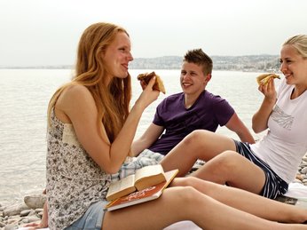 Sprachschüler am Strand von Nizza