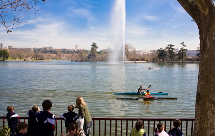 Madrid Aktivitäten im Freien Madrid ist für Aktivitäten im Freien sehr gut geeignet. Das schöne Wetter lädt dazu ein. Das sieht man unter anderem auch auf dem Bild, welches Menschen in der Nähe des casa de campo zeigt.