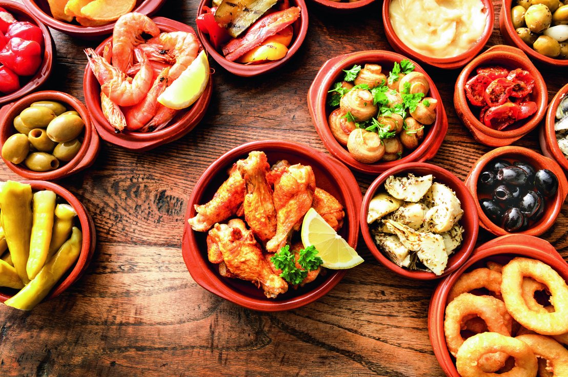 Tapas in Madrid probieren Das Bild zeigt dir leckere Tapas in kleinen Schalten. Eine der möglichen Aktivitäten in Madrid ist sicherlich eine Tapas Tour in der Innenstadt von Madrid.
