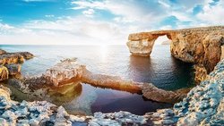 Malta stegt voller Nuturspektakel. Das zeigt auch das Bild, auf dem die imposante Küsten von Malta zu sehen ist.