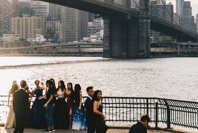 Die Prom ist für viele das Highlight zum Ende einer Highschool Zeit. Hier feiern einige Highschool Schüler in der nähe einer Brücke.