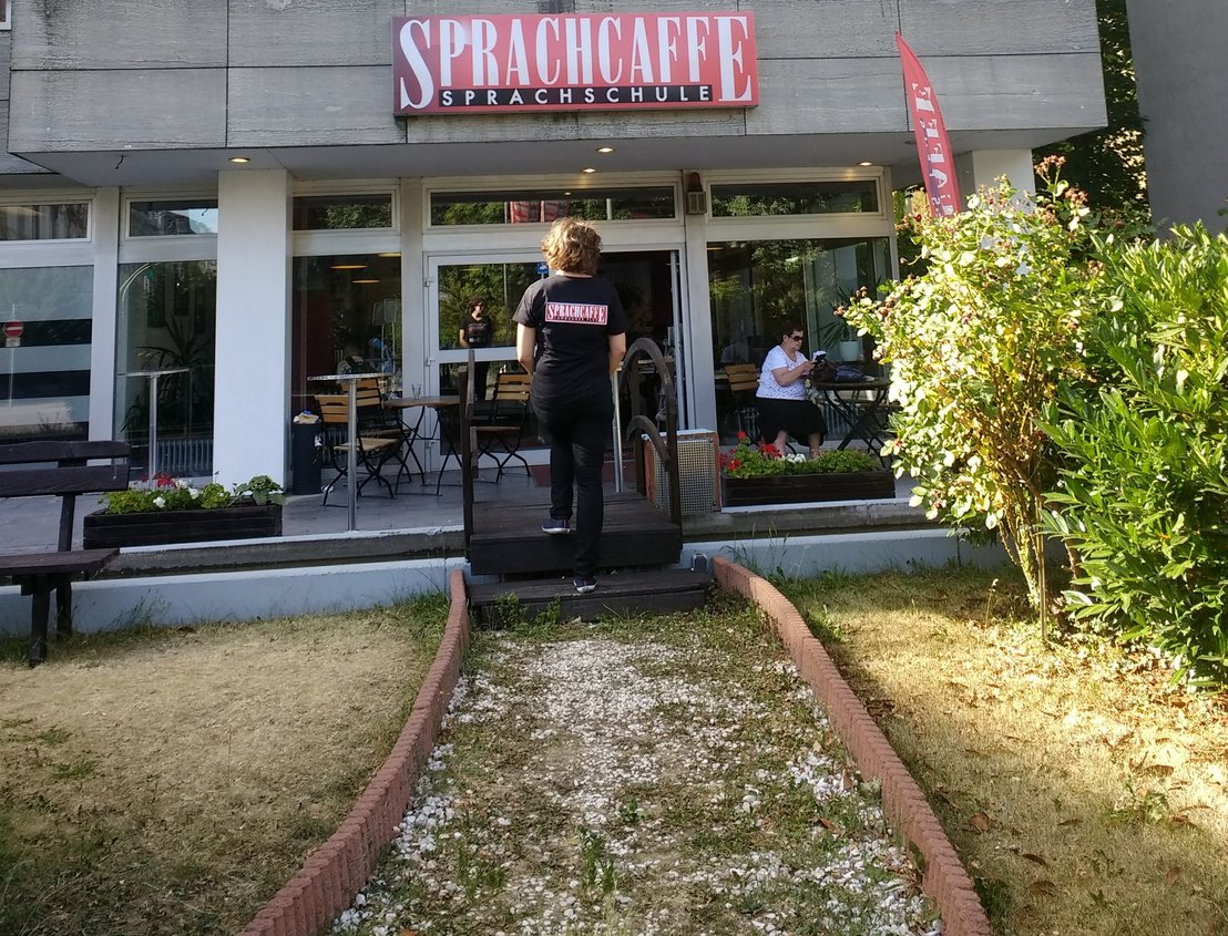 Auf der Brücke vorm Sprachcaffe Das Sprachcaffe liegt zentral in Sachsenhausen unweit vom Main