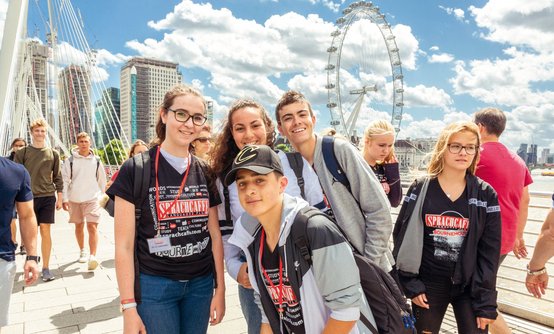 Hier hat eine Gruppe Sprachschüler Spaß während der Freizeit in England. Zuvor hatten sie ihren hilfreichen Englischkurs und konnten an ihrer englischen Rechtschreibung arbeiten.