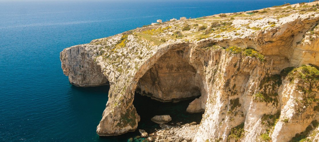 Auf dem Bild ist die atemberaubende Natur von Malta zu erkennen. Neben der schrofen Küste siehst du auch das wunderschöne Mittelmeer.