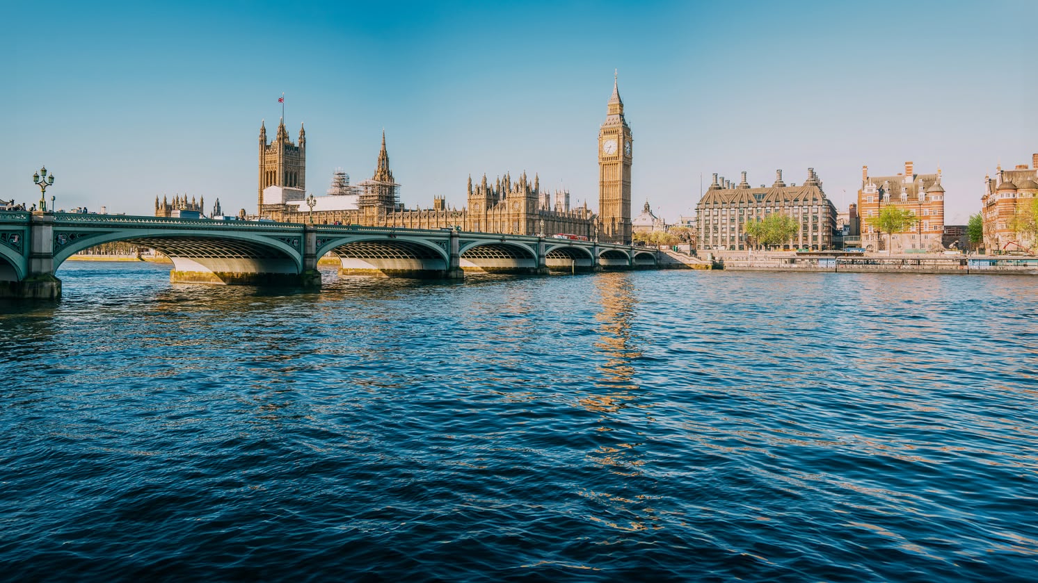Blick auf die Themse mit der Westminster Bridge und den Houses of Parliament in London, Großbritannien.