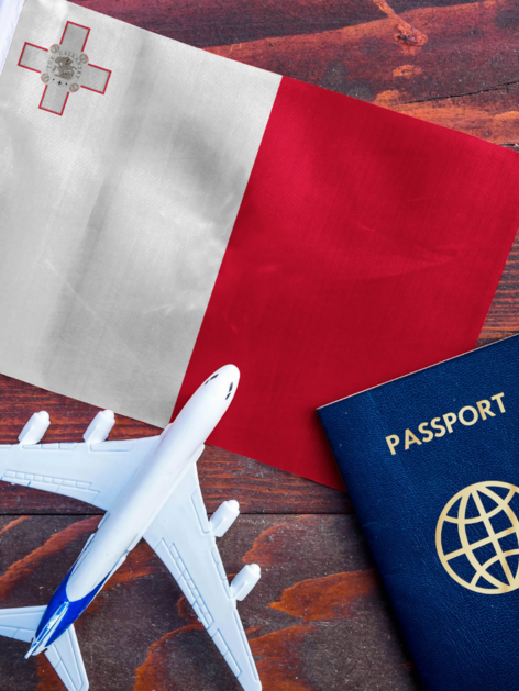 Das bild zeigt die Malta Flagge, ein Flugzeug sowie ein Passport, den du für deine Auswanderung nach Malta benötigen wirst.