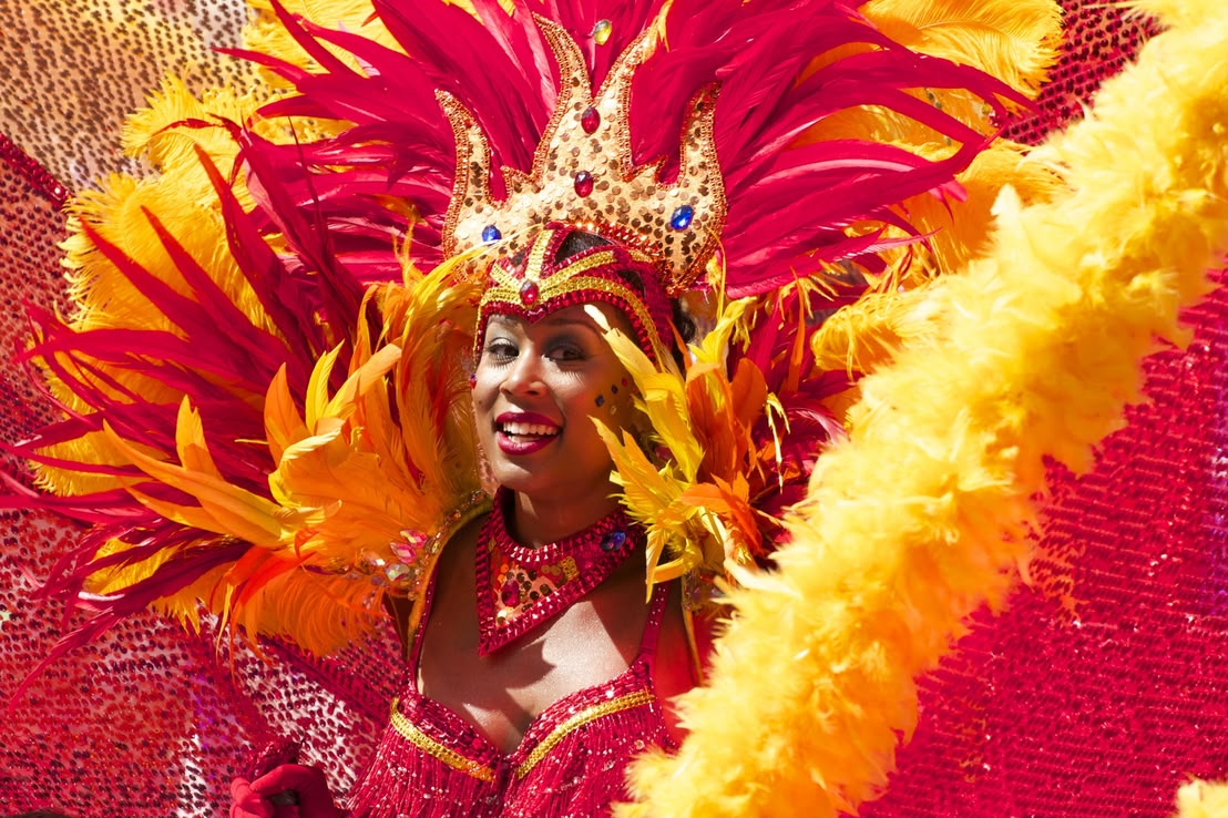 Colorful Costume on Carnival Prunkvolle Kostüme sind auf den Straßen Brasiliens keine Seltenheit.