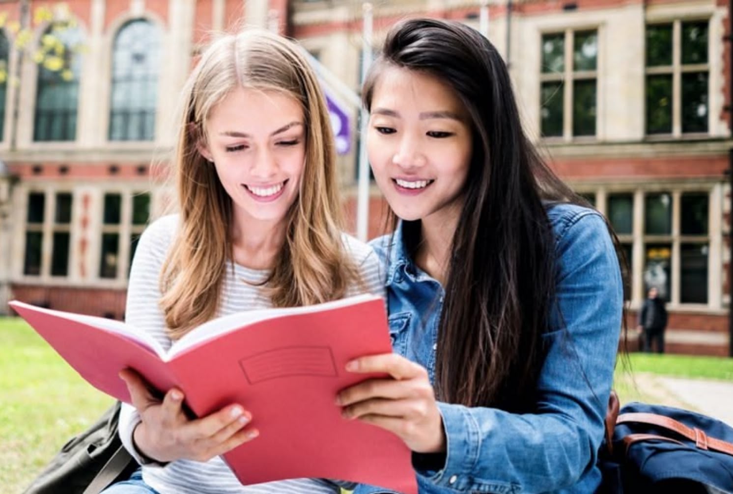 Simple Present und Present Progressive vergleichen Hier sind zwei junge Frauen auf einer Sprachreise in London und lernen den Unterschied zwischen Simple Present und Present Progressive kennen.