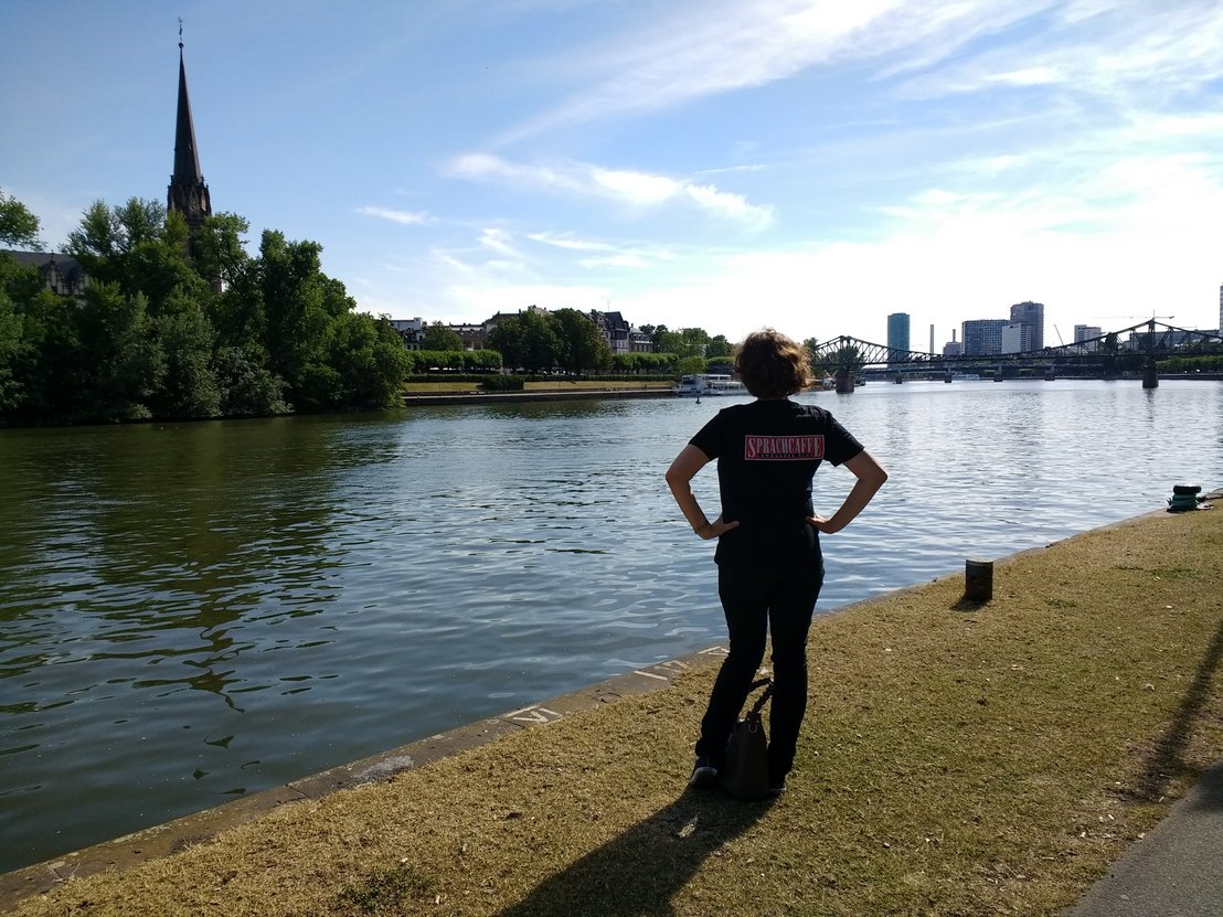 Am Main haben Sie eine schöne Aussicht Blick auf Wasser, Skyline und Eiserner Steg