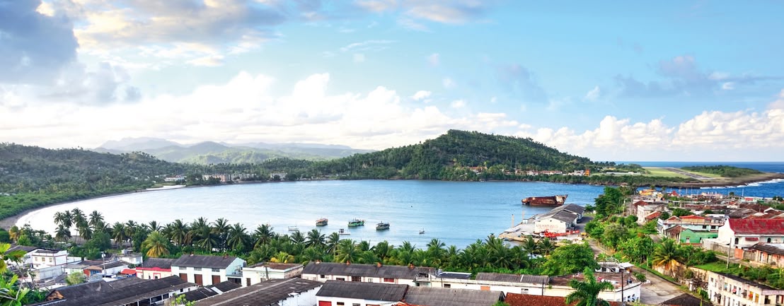 Baracoa Bay in Kuba Solche malerischen Landschaften kannst du während deines Ruhestands täglich bestaunen. Hier ist das Baracoa Bay in Kuba zu sehen