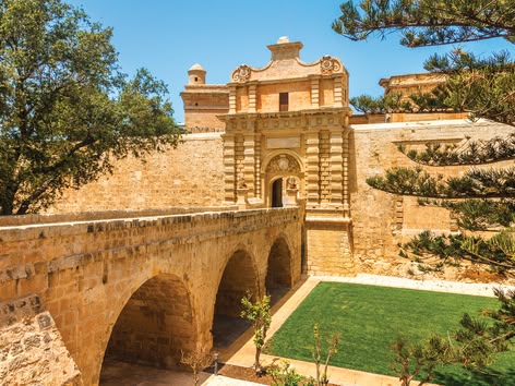 Historisches Steintor und Brückeneingang zur ummauerten Stadt Mdina, Malta.