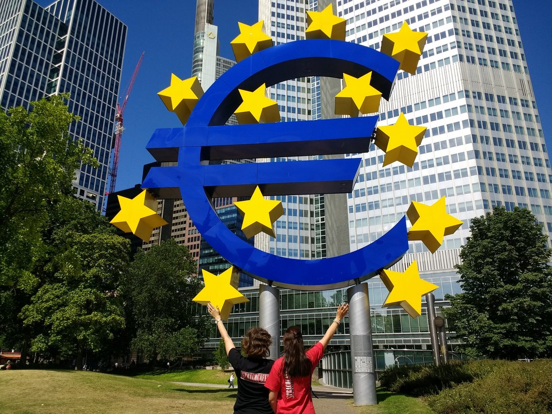 Euro-Zeichen am Willy-Brand-Platz Das Euro-Zeichen am Willy-Brand-Platz und Zeichen der EZB