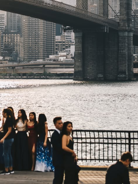 Die Prom ist für viele das Highlight zum Ende einer Highschool Zeit. Hier feiern einige Highschool Schüler in der nähe einer Brücke.