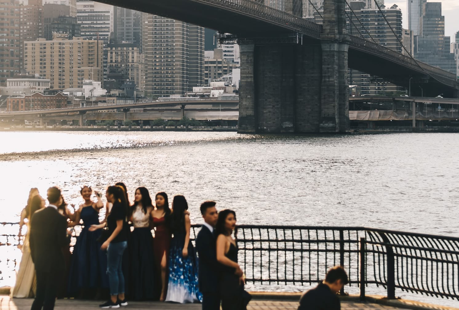 Die Prom ist für viele das Highlight zum Ende einer Highschool Zeit. Hier feiern einige Highschool Schüler in der nähe einer Brücke.