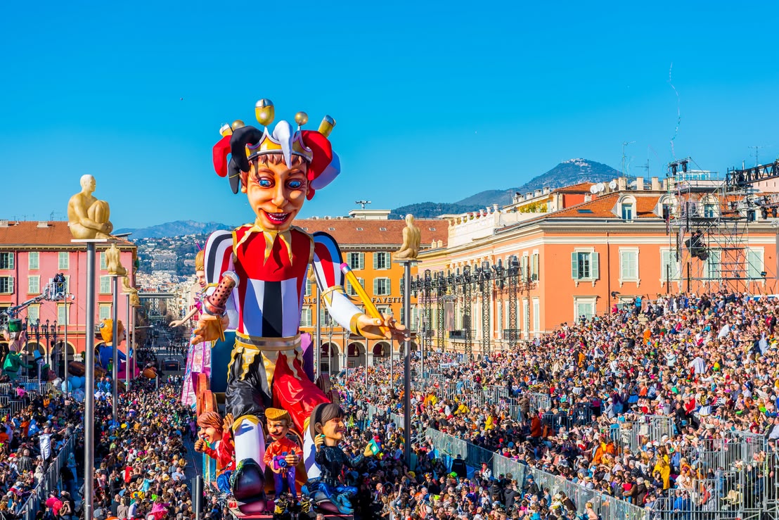 Carnaval de Nice Zahlreiche Menschenmassen strömen zum Karneval nach Nizza.
