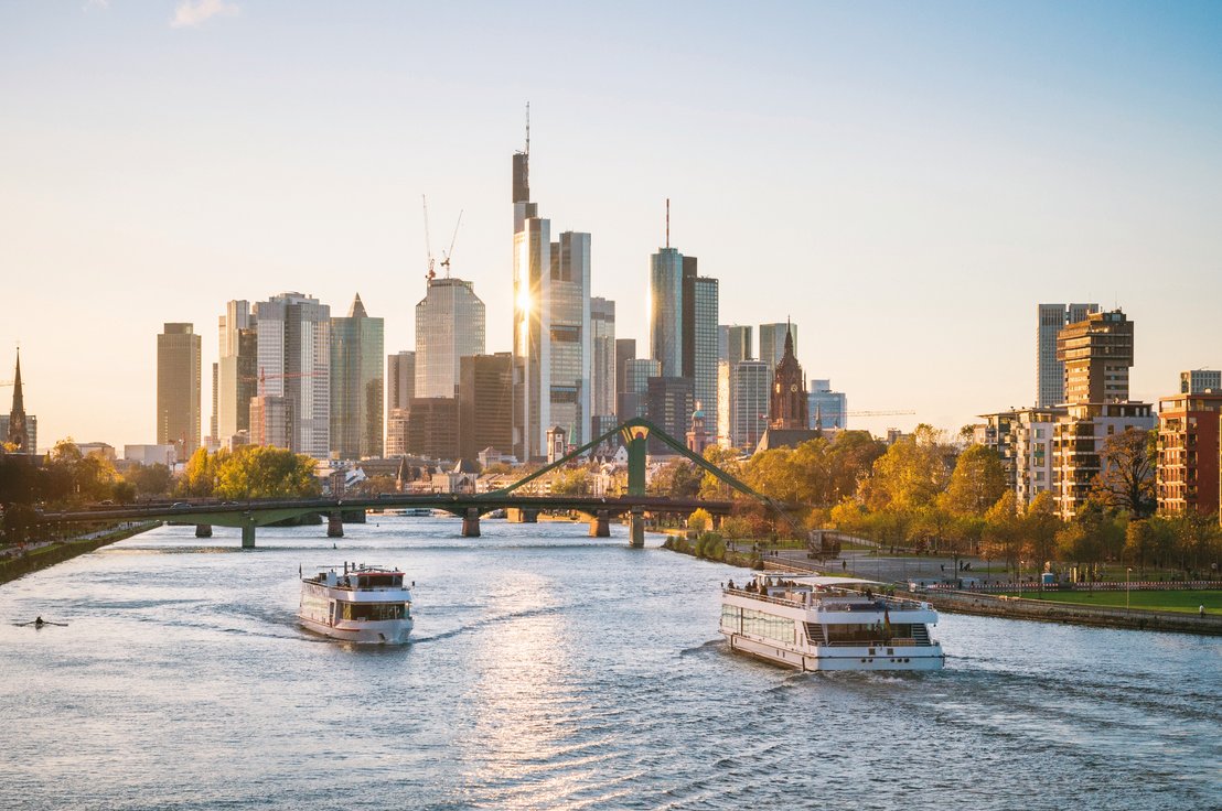 Typisch Deutsche Dinge kannst du auch in Frankfurt kennenlernen. Dort siehst die einzige Skyline in Deutschland. 