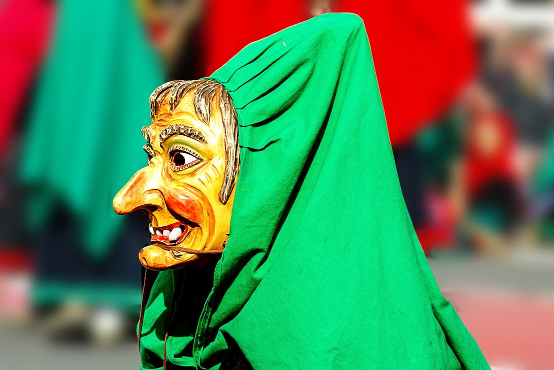 Hexenmaske an Karnevak Grüne Hexe im Umzug