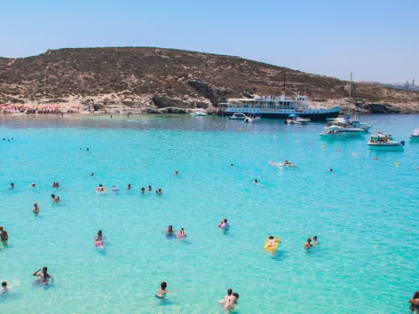 Menschen schwimmen im klaren türkisfarbenen Wasser der Blauen Lagune.